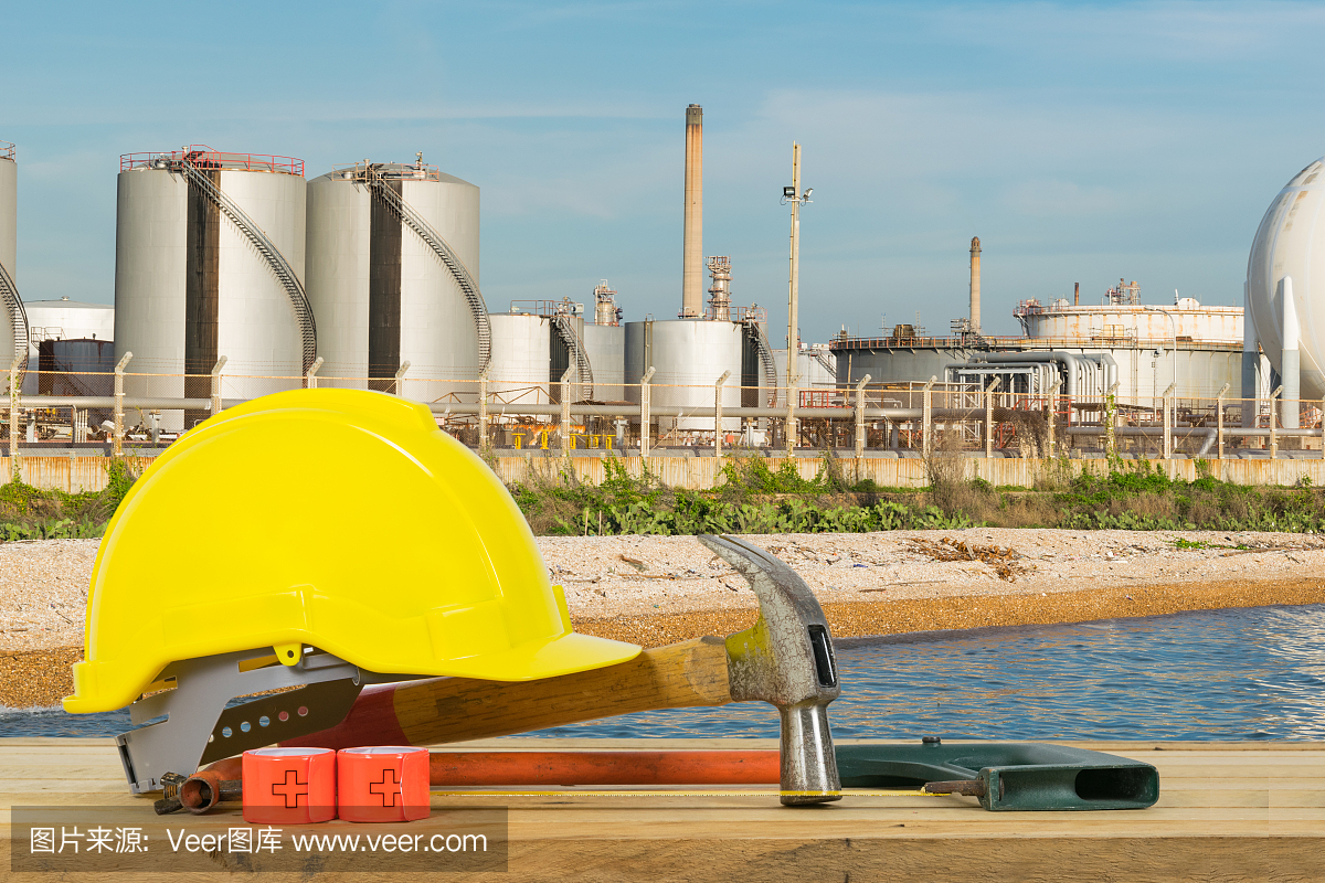 黄色安全帽与石油炼化行业正面视图